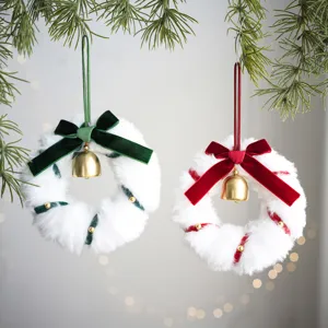 Ornement suspendu de couronne en peluche de Noël avec nœud en velours et cloche.