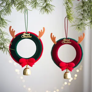 Ornement de suspension de couronne en peluche de Noël avec bois de renne et cloche