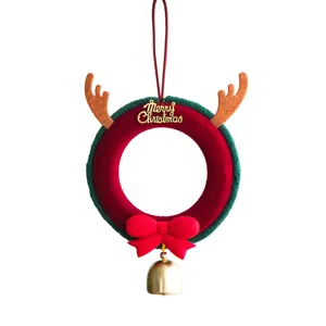 Ornement suspendu de couronne de Noël en peluche avec bois de renne nœud et cloche déco.