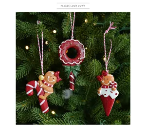 Χριστουγεννιάτικο gingerbread man ρεσίνι κρεμαστό στολίδι δέντρου για διακόσμηση σπιτιού.