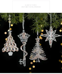 Vue détaillée de suspendre des ornements de Noël en cristal transparent avec des paillettes.