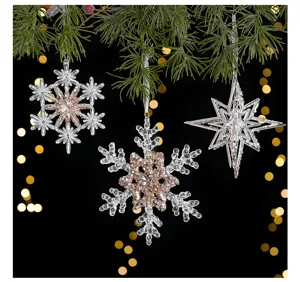 Détail de décorations suspendues flocon de neige et étoile de Noël en cristal acrylique.