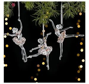Ornement de sapin de Noël ballerine en cristal transparent avec détail de tutu à paillettes.