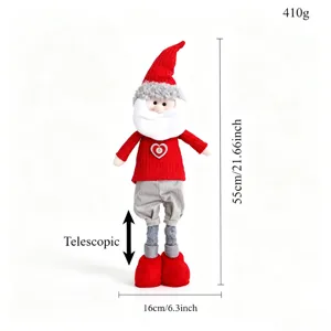 Vue détaillée de la poupée en peluche de gnome de Noël télescopique avec bonnet tricoté.
