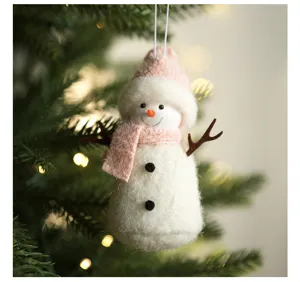 Nahaufnahme eines niedlichen Filz Schneemanns als Weihnachtsbaum Deko mit Mütze und Schal.