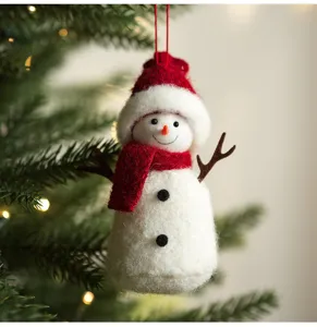 Detailaufnahme eines süssen Filz-Schneemann-Anhängers am Weihnachtsbaum, Urlaubsdeko.