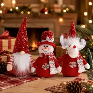 Gros plan de détails de poupées en peluche de Noël gnome, bonhomme de neige et renne pour décoration.