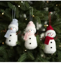 Weihnachts-Schneemann-Hänge-Ornament Detail, süße Filz-Plüschpuppen für Christbaumdeko.