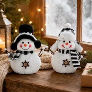 Gemütliche Plüsch-Schneemann-Dekorationsdetails zu Weihnachten mit schwarz-weißem Karo-Schal.