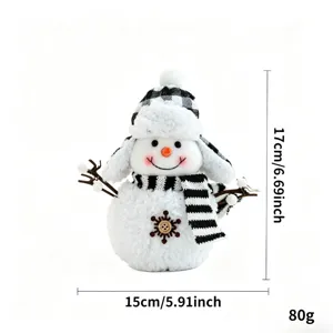 Weihnachtsschneemann Plüschpuppe Ornament mit schwarz weiß kariertem Hut und Schal für Dekoration.
