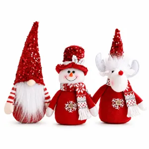 Vue détaillée de trois adorables peluches de Noël, incluant gnome, bonhomme de neige et renne.