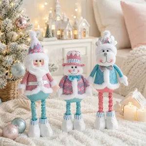 Grazioso set di peluche natalizi con Babbo Natale, pupazzo di neve e renna per decorazioni.