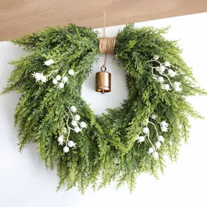 Kerst ceder krans kunstmatige dennentak met witte bessen voor voordeur decoratie