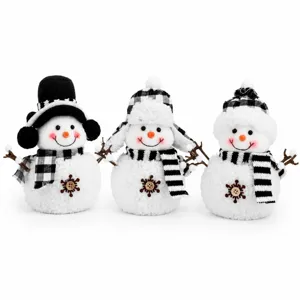 Set aus drei süßen Plüsch-Schneemann-Puppen mit schwarz-weißen Karomützen und Schals, Detailansicht.