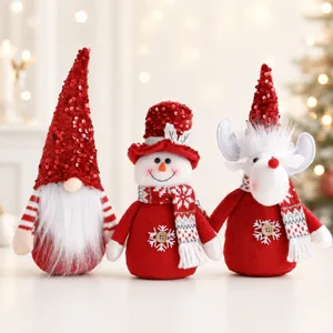 Gros plan détaillé de peluches de Noël, nain en tricot style nordique, bonhomme de neige et renne.