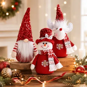 Gros plan de poupées en peluche de Noël festives avec des chapeaux scintillants et décors.