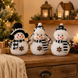 Weihnachts Plüsch Schneemann Tischdeko Set mit schwarz-weiß karierten Schals und Mützen.