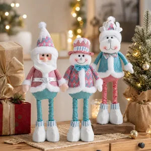 Dettaglio bambola telescopica di Natale, graziosa decorazione in peluche per feste.