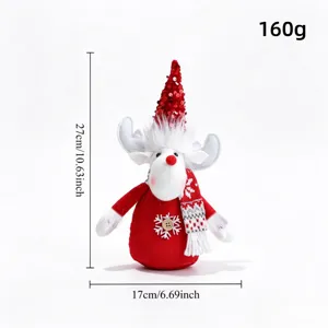 Vue détaillée de la poupée renne en peluche de Noël avec bonnet en tricot, 27 cm.