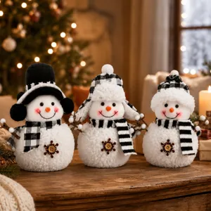 Nahaufnahme der süßen Plüsch-Schneemann-Figur mit schwarz-weißem Karoschal für Weihnachtsdeko.
