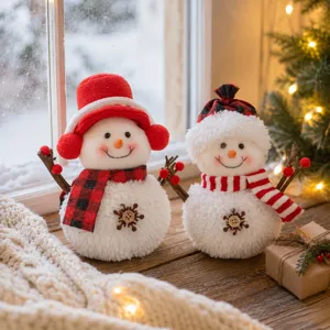 Weihnachts-Schneemann Plüschpuppe Set mit Strickmütze und Schal für winterliche Deko.