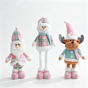Vista dettagliata di bambole di peluche telescopiche di Natale con Babbo Natale, pupazzo e renna.