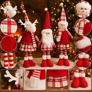 Détail de poupée de Noël en tricot, montrant des textures de tissu exquises et des designs mignons.