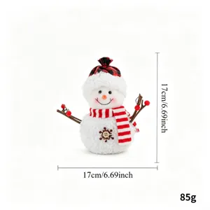 Detailansicht der weihnachtlichen Plüsch-Schneemann-Puppe mit rotem Schal und Karomütze.
