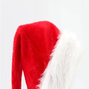 Detalle de gorro de Navidad de felpa, terciopelo rojo y blanco suave muy festivo.