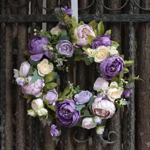 Kunstmatig bloemenkrans met paarse en crème pioenen voor voordeur bruiloft decoratie lente thuis.