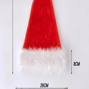 Vista detallada de gorro de Papá Noel rojo de felpa con borde suave para las fiestas navideñas.