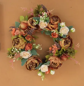 Gedetailleerd overzicht van de kunstmatige pioenrooskrans, ideaal voor prachtige deurdecoratie.