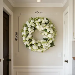 Vue détaillée de couronne de fleurs de roses blanches artificielles pour décoration murale.