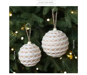 Bolas colgantes de espuma para árbol de Navidad envueltas en yute y algodón de estilo nórdico.