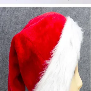 Vista detallada de gorro de Navidad rojo de felpa con ribete de piel sintética blanca, fiesta.