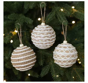 Adorno colgante de arbol de navidad bola de espuma envuelta en yute y algodon estilo nordico 8cm.