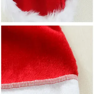 Vista detallada del gorro de Navidad de felpa suave con tela roja fina y borde blanco.