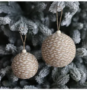 Primer plano de los detalles de la bola de arbol de Navidad de cuerda con cuenta de madera.