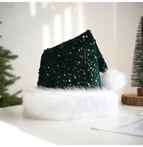 Bonnet de Noel en sequins verts avec bordure en peluche blanche, decoration de fete.