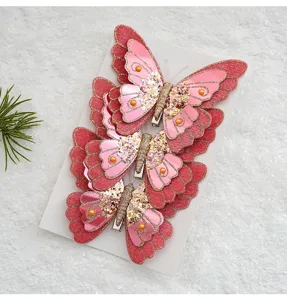 Gros plan détaillé de la pince à cheveux papillon pailleté rose décoration de Noël.