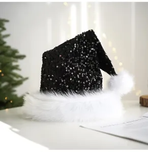 Gros plan sur le bonnet de Noël noir à sequins avec bordure et pompon en peluche blanche.