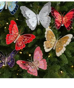 Vue détaillée des pinces papillon pailletées, décorations de sapin de Noël et accessoires de fête.