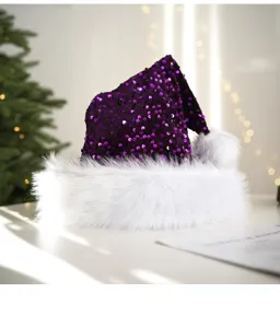 Vue de détail du bonnet de Noël à sequins violets avec bordure en peluche blanche douce.