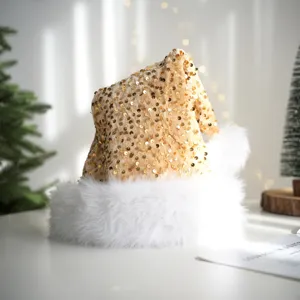 Bonnet de Père Noël doré à sequins avec bordure en peluche blanche pour fête de Noël.