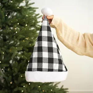 Gorro de Navidad de cuadros blancos y negros con borde de felpa blanca para fiestas.