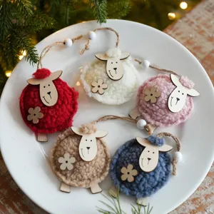 Simpatico set di ornamenti da appendere per albero di Natale in feltro a forma di pecora.