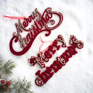 Decorazione appesa di Natale in floccato rosso vino Merry Christmas vista piatta in alto