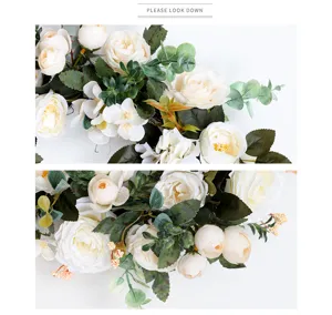 Vue détaillée de guirlande de fleurs artificielles de roses blanches pour mariage élégant.