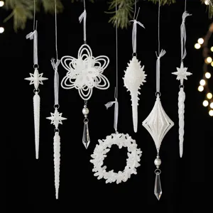 Set de adornos navideños blancos con purpurina, copos de nieve y carámbanos de plástico.
