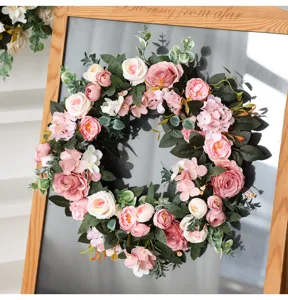Détail de couronne de roses et pivoines artificielles, déco florale rose pour mariage et maison.